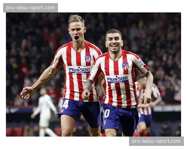 特写：老将罗伊斯替补登场，在威斯特法伦接受全场球迷掌声致敬