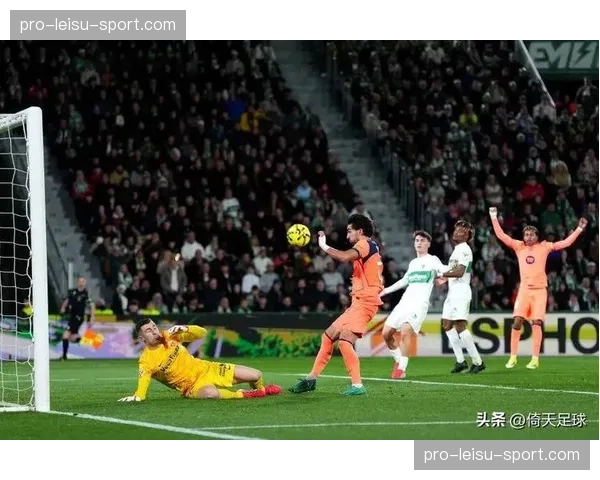 进球无效!巴萨对阵巴列卡诺,莱万破门但因费兰-托雷斯越位位置干扰被判无效。 进球无效!巴萨对阵巴列卡诺,莱万破门但因费兰-托雷斯越位位置干扰被判无效。