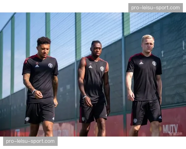 赛前训练：曼联重点演练由范德贝克发动的快速长传转移反击战术