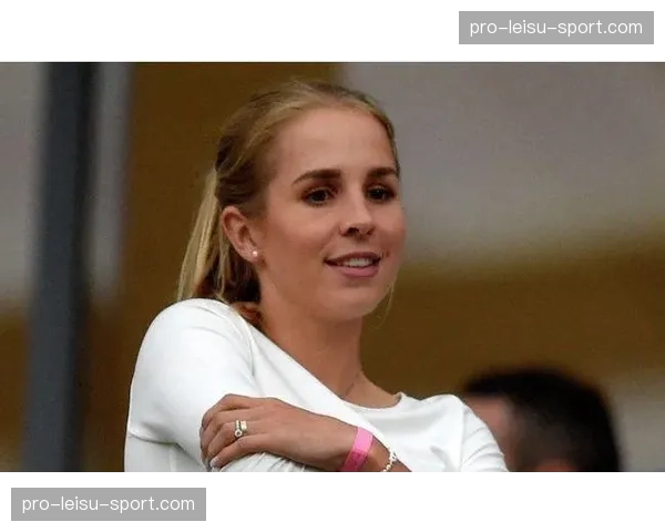 更衣室的定海神针：深度解析诺伊尔对德国国家队的精神价值